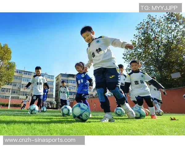 足球歌声响起激情四溢让我们一起为梦想拼搏奋进的旋律在绿茵场上回荡